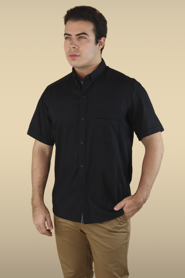 Camisa Negra Hombre Manga Corta De Algodón con Cuello Americano y Bolsa
